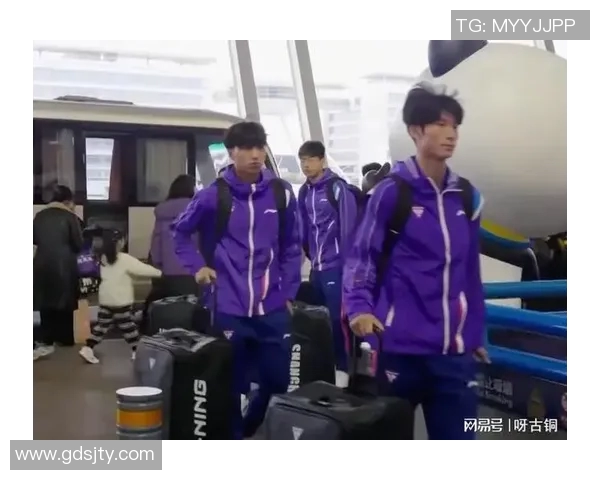 路人偶遇足球明星惊喜瞬间感动全场引发热议视频合集